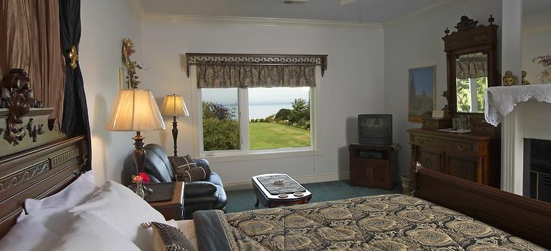 A guest room at Sea Cliff Gardens, Port Angeles, Washington