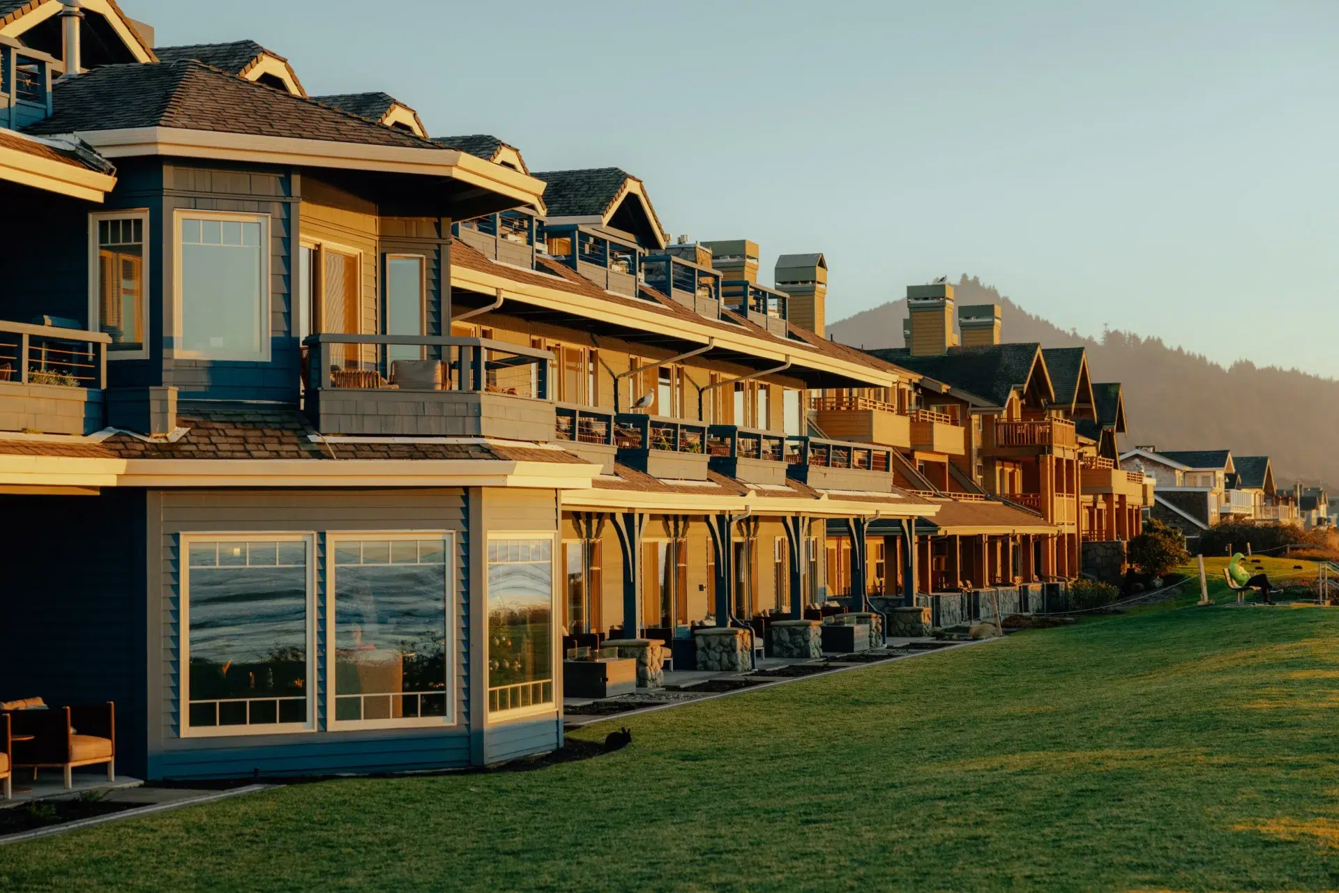An external shot of the Stephanie Inn at sunset in Cannon Beach, Oregon